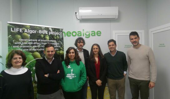 Miembros de la Comisión Europea visitan las instalaciones de Neoalgae para valorar el proyecto LIFE ALGAR – BEE que lidera la pyme asturiana