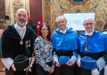 Cione, con los nuevos graduados en óptica de la UCM