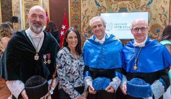 Cione, con los nuevos graduados en óptica de la UCM