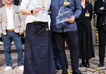 Toño Rodríguez, del Restaurante Era de los Nogales de Sardás (Huesca), proclamado Cocinero del Año, mientras que el título de Camarero del Año recae en Miguel López, del Restaurante Garena de Dima (Vizcaya)