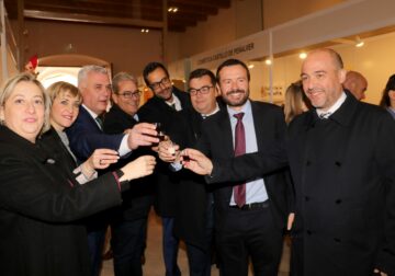 Éxito de público y ventas, pese a lluvia y nieve en la tarde del sábado, en una Feria que pone la Apicultura en candelero