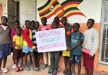 Folder colabora en la educación de los niños del Proyecto Yamba en Uganda
