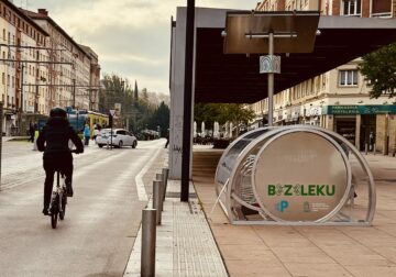 Vitoria-Gasteiz ensaya los primeros aparca-bicis para residentes seguros y bonificados por uso