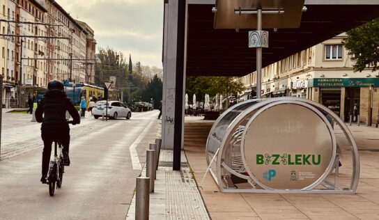 Vitoria-Gasteiz ensaya los primeros aparca-bicis para residentes seguros y bonificados por uso