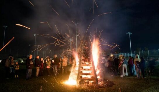 Explore Louisiana: tradiciones navideñas, hogueras y luces de ensueño