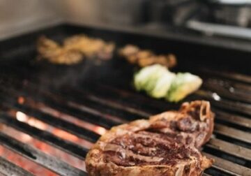 La chuleta vasca a la parrilla que está revolucionando el Barrio de Salamanca