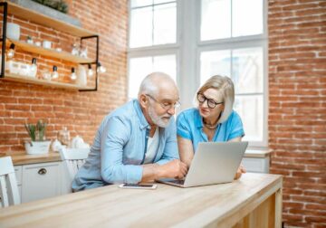 Cuidum informa a las familias sobre los riesgos de no contratar legalmente a una cuidadora en 2025