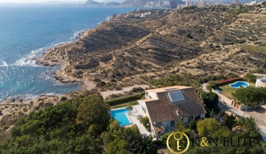 Sale al mercado en un enclave privilegiado una exclusiva villa con las mejores vistas de Alicante