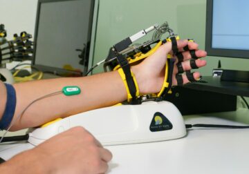 «El éxito de la neurorrehabilitación robótica en el Parkinson es lograr que el paciente se mantenga estable y conserve su calidad de vida el mayor tiempo posible», explica la fisioterapeuta Sara García Delgado
