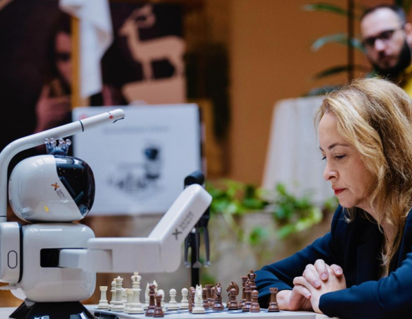 SenseRobot triunfa en el enfrentamiento contra la Campeona Mundial de Ajedrez Femenino