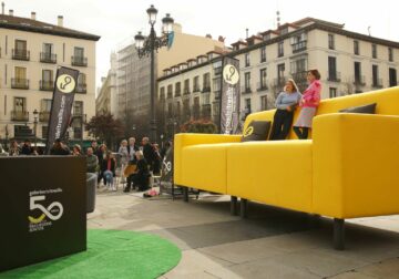 Galerías del Tresillo convierte el sofá en arte urbano para celebrar su 50 aniversario