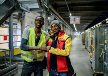 DHL Group ha integrado a más de 30.000 refugiados en el mercado laboral, en 10 años