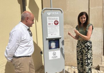 El Ayuntamiento de Elche instala 40 desfibriladores semiautomáticos de carga solar en espacios públicos
