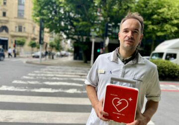 Una farmacia cardioprotegida del centro de San Sebastián ayuda a salvar la vida de un turista extranjero