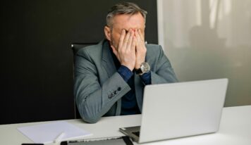 Miles de empresas siguen sin adaptarse al fichaje digital obligatorio y se exponen a multas de hasta 10.000 € por trabajador
