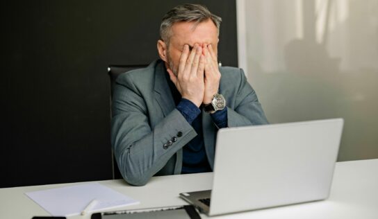 Miles de empresas siguen sin adaptarse al fichaje digital obligatorio y se exponen a multas de hasta 10.000 € por trabajador