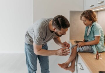 Heridas, picaduras y mordeduras en niños: cuándo actuar en casa y cuándo acudir a urgencias 
