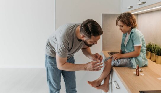 Heridas, picaduras y mordeduras en niños: cuándo actuar en casa y cuándo acudir a urgencias 
