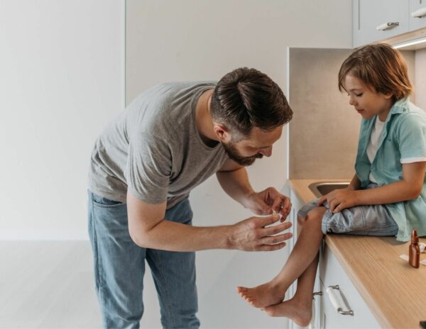 Heridas, picaduras y mordeduras en niños: cuándo actuar en casa y cuándo acudir a urgencias 