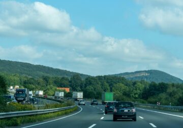 El envejecido parque móvil y las deficiencias en las infraestructuras reabren el debate sobre la seguridad vial en la época del año con más desplazamientos, según SMA Road Safety