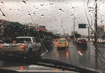 Consejos para mantener la seguridad al volante ante tormentas y riadas, según Allianz Partners