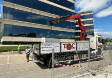 Top Courier refuerza la eficiencia y seguridad en la construcción de Madrid con su flota de camiones grúa