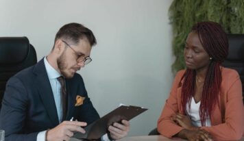 Casi 1 de cada 6 trabajadores afirma haber sufrido discriminación o microagresiones en el entorno laboral