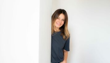 Un spray que cambia las reglas del juego: llega la bruma que reduce brotes y afina la piel en tiempo récord