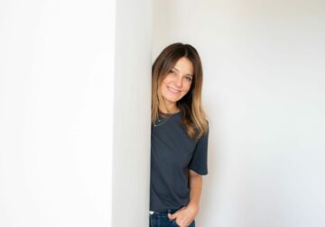 Un spray que cambia las reglas del juego: llega la bruma que reduce brotes y afina la piel en tiempo récord