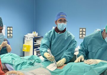 Policlínica Gipuzkoa realiza la primera intervención mínimamente invasiva del territorio contra la claudicación por la estenosis lumbar