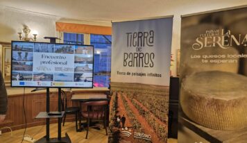 Tierra de Barros y La Serena presentan nuevas experiencias turísticas en el Hogar Extremeño de Madrid