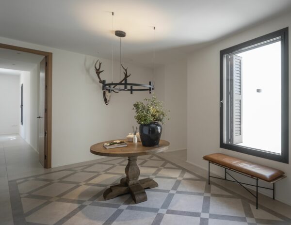 DmasC Arquitectos analiza las diferencias entre un recibidor abierto o uno cerrado