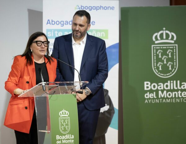 Abogaphone se presenta en Boadilla del Monte como la primera plataforma online de «abogados reales»