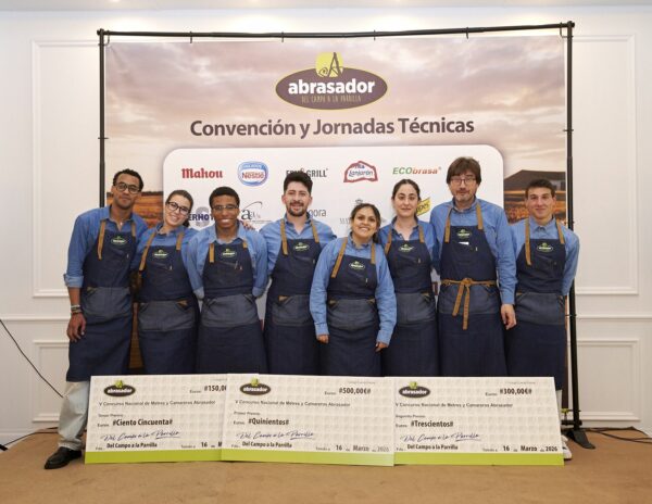 Grupo Abrasador premia a los maestros de la sala en el V Concurso Nacional de Metres y Camareros