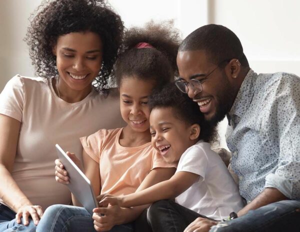 Familias tech-tailor y crianza digital ‘a medida’: la importancia de adaptarse a la edad y madurez de cada hijo