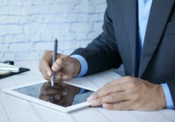 CREDISCORE analiza la firma digital y su impacto en la agilidad financiera del consumidor español