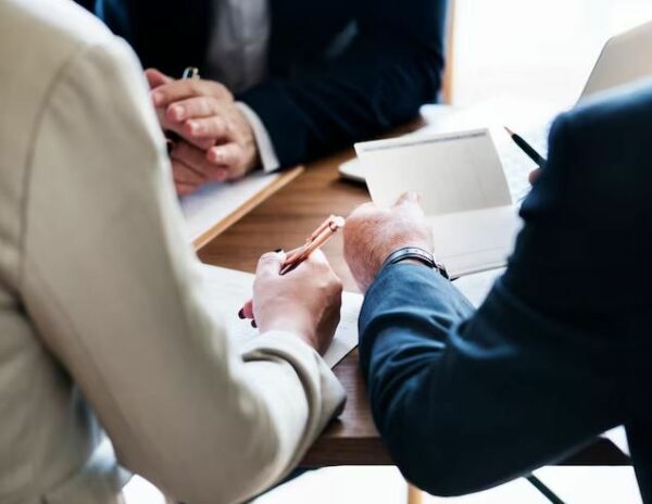 Los despachos de Colomer Abogados y Noguera Procuradores se unen para reforzar la defensa en recursos de nacionalidad ante el aumento de denegaciones en España