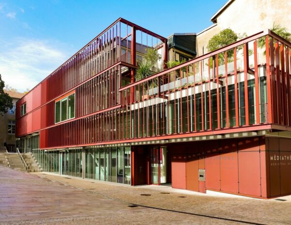 La Mediateca de Bayona refuerza su continuidad visual y cumplimiento normativo con barandillas de Comenza