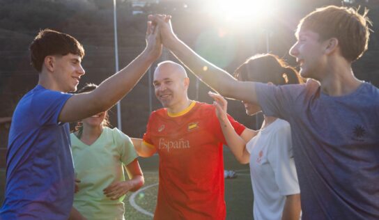 Decathlon convierte a sus embajadores en protagonistas de su campaña de verano junto a Pedri e Iniesta
