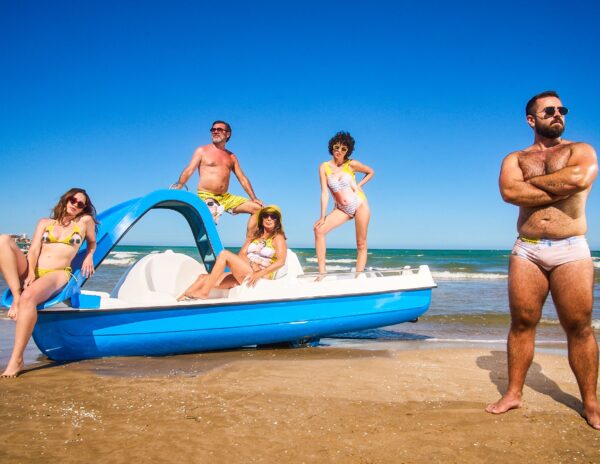 Láserum lanza unos bañadores para reírse de la operación bikini