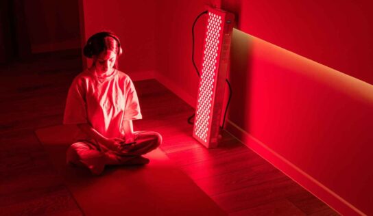 8 razones por las que la luz roja en casa es la ultima obsesión de salud, longevidad, y belleza